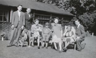 familie Hendrikse in Lancashire met vlnr Leo, Cor, Eddy met Ellen, Leotje, Georgette, Nel Barb, Jan Heinsen