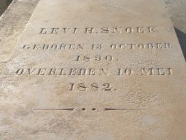 Levie H. Snoek is in 1882 begraven op Berg Altena